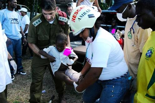 Dr Kreiss in Haiti helps a patient with a broken leg