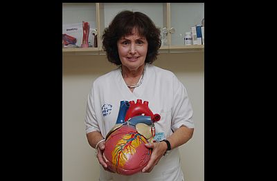 Sara Ben Zvi holding a statue shaped like the heart organ